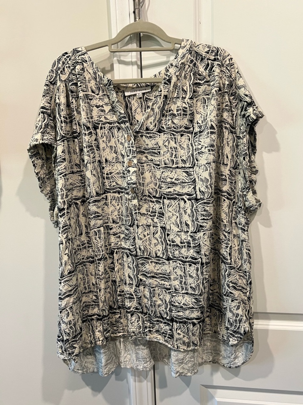 Lightweight Black & White Patterned Women's Top